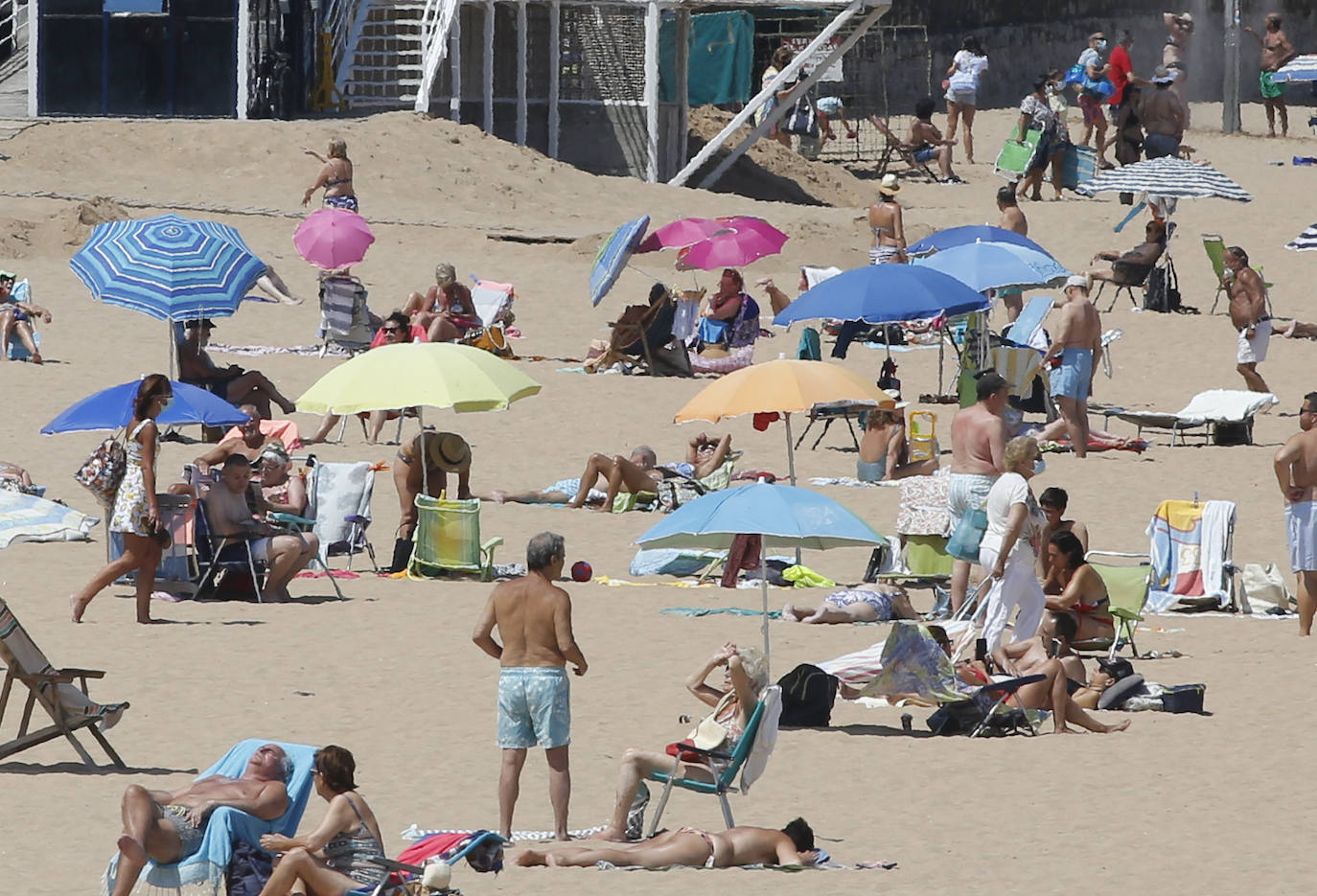 Asturias abarrota playas, ríos, parques, merenderos y terrazas para disfrutar de un fin de semana veraniego.