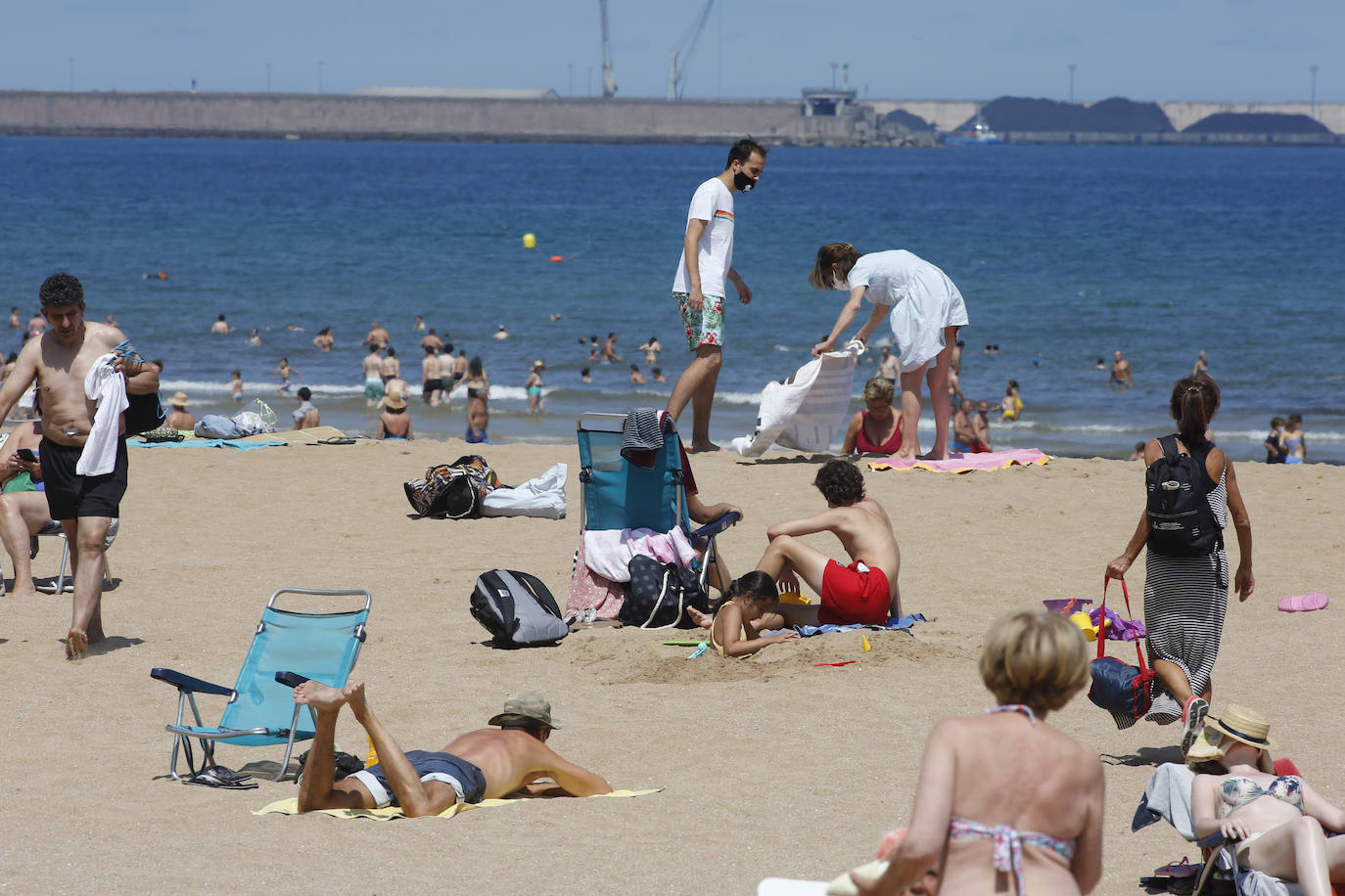 Asturias abarrota playas, ríos, parques, merenderos y terrazas para disfrutar de un fin de semana veraniego.