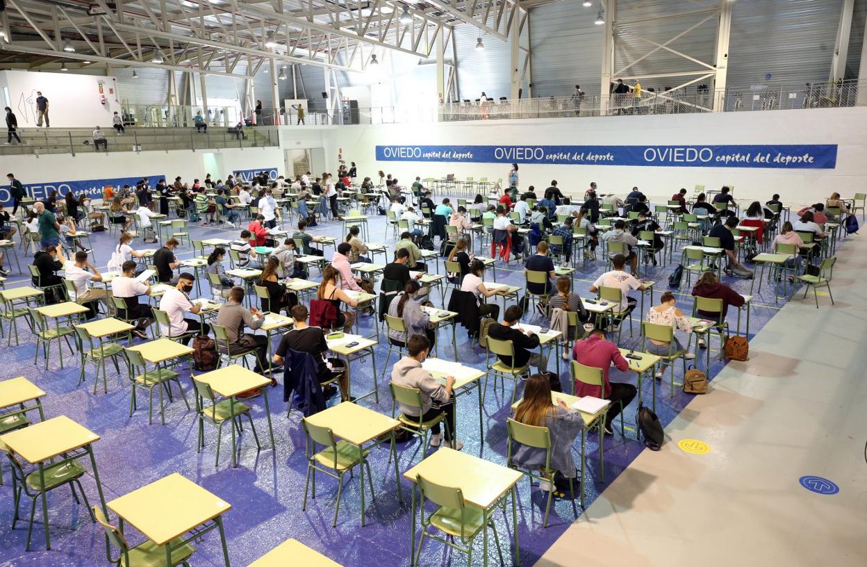 Bachilleres en plenos exámenes de la EBAU, que finalizó ayer. 