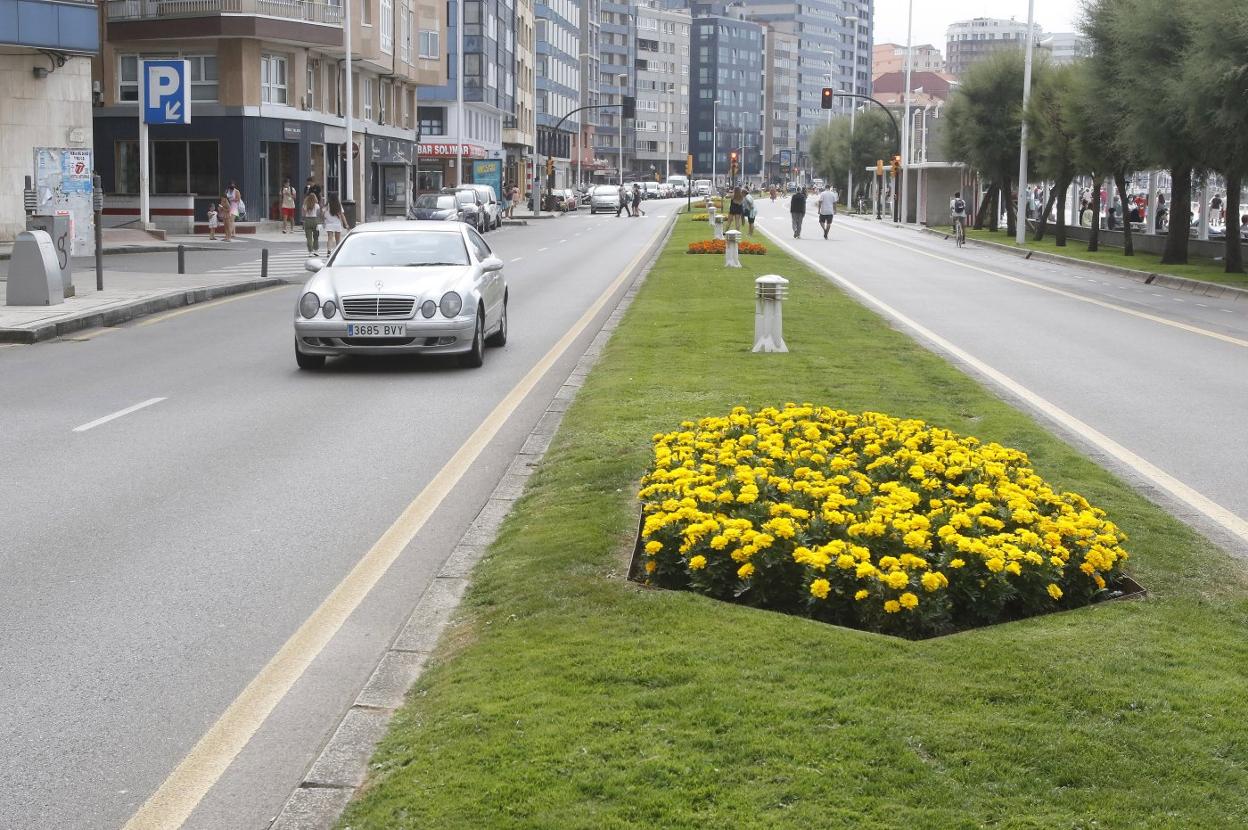 Un coche circula por el carril que se suprimirá. 