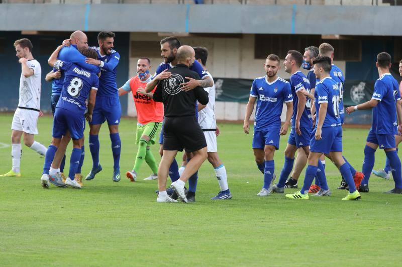 El conjunto ovetense se impuso este sábado en el Suárez Puerta al Caudal por 2-0, por lo que jugará la próxima campaña en la tercera categoría del fútbol español.