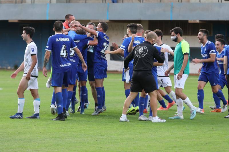 El conjunto ovetense se impuso este sábado en el Suárez Puerta al Caudal por 2-0, por lo que jugará la próxima campaña en la tercera categoría del fútbol español.