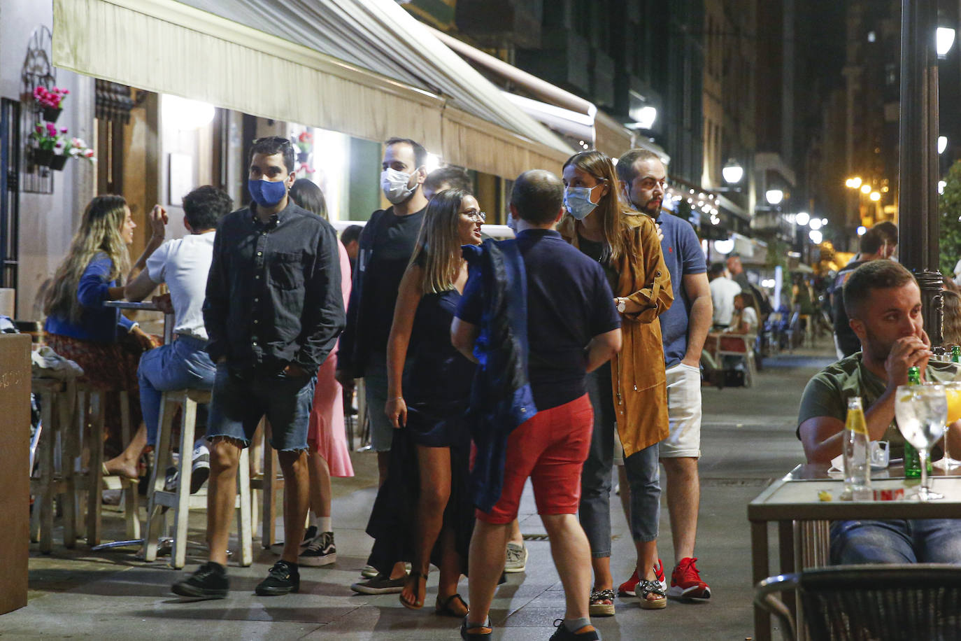 Pese al esfuerzo de los bares y establecimientos hosteleros, las aglomeraciones en la calle cada vez son más frecuentes. Muchas personas no utilizan la mascarilla ni respetan las distancias de seguridad. La Policía ha tenido que intervenir en varias ocasiones para disolver botellones. 