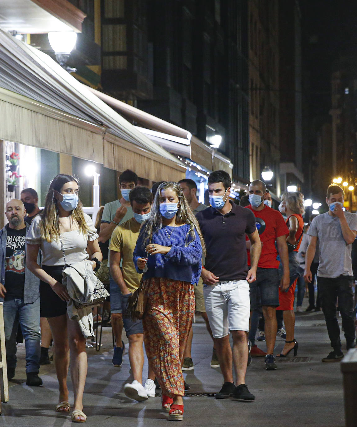 Pese al esfuerzo de los bares y establecimientos hosteleros, las aglomeraciones en la calle cada vez son más frecuentes. Muchas personas no utilizan la mascarilla ni respetan las distancias de seguridad. La Policía ha tenido que intervenir en varias ocasiones para disolver botellones. 