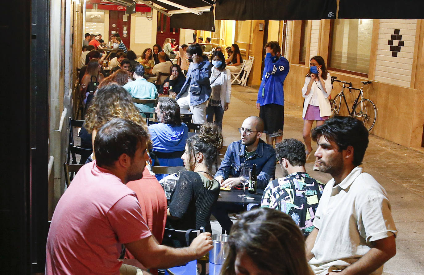Pese al esfuerzo de los bares y establecimientos hosteleros, las aglomeraciones en la calle cada vez son más frecuentes. Muchas personas no utilizan la mascarilla ni respetan las distancias de seguridad. La Policía ha tenido que intervenir en varias ocasiones para disolver botellones. 