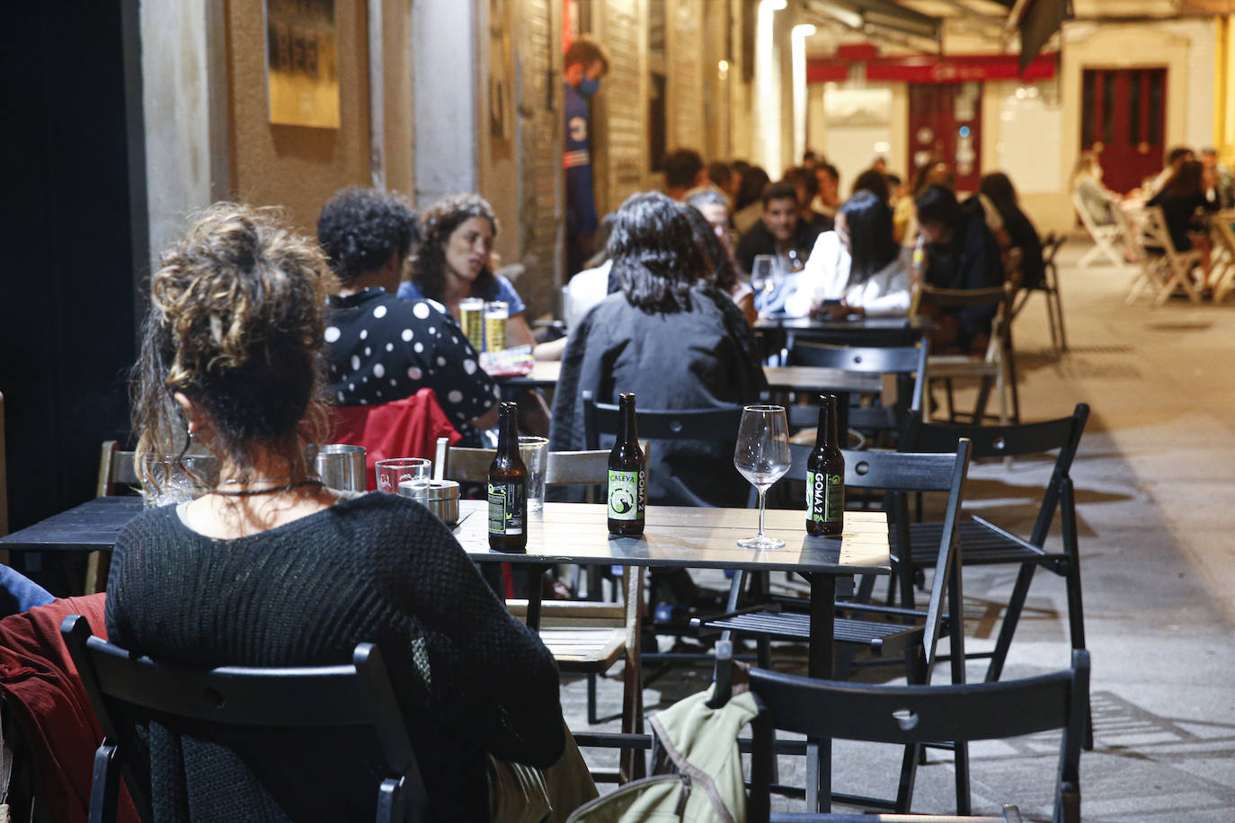 Pese al esfuerzo de los bares y establecimientos hosteleros, las aglomeraciones en la calle cada vez son más frecuentes. Muchas personas no utilizan la mascarilla ni respetan las distancias de seguridad. La Policía ha tenido que intervenir en varias ocasiones para disolver botellones. 