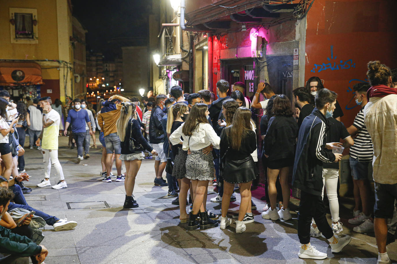 Pese al esfuerzo de los bares y establecimientos hosteleros, las aglomeraciones en la calle cada vez son más frecuentes. Muchas personas no utilizan la mascarilla ni respetan las distancias de seguridad. La Policía ha tenido que intervenir en varias ocasiones para disolver botellones. 