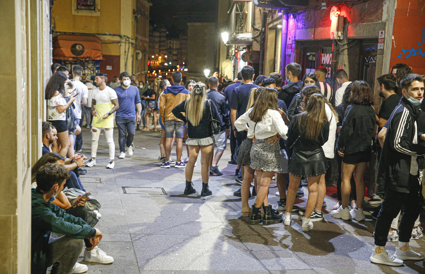 Pese al esfuerzo de los bares y establecimientos hosteleros, las aglomeraciones en la calle cada vez son más frecuentes. Muchas personas no utilizan la mascarilla ni respetan las distancias de seguridad. La Policía ha tenido que intervenir en varias ocasiones para disolver botellones. 