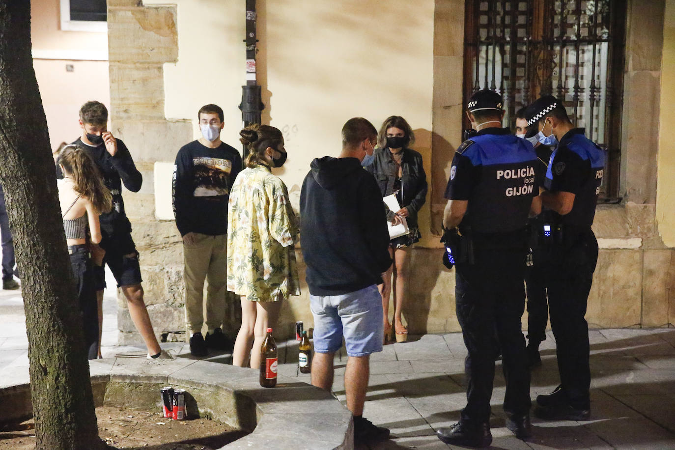 Pese al esfuerzo de los bares y establecimientos hosteleros, las aglomeraciones en la calle cada vez son más frecuentes. Muchas personas no utilizan la mascarilla ni respetan las distancias de seguridad. La Policía ha tenido que intervenir en varias ocasiones para disolver botellones. 