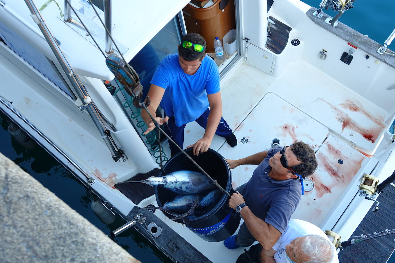 El XIV Concurso de Pesca de Altura, organizado por el Club Náutico Bahía de Lastres, se saldó con 129 bonitos y 1.059 kilos de capturas. La sorpresa de la jornada fue el tamaño de una de las piezas, un atún patudo de 84 kilos capturado por 'La Covina'. 