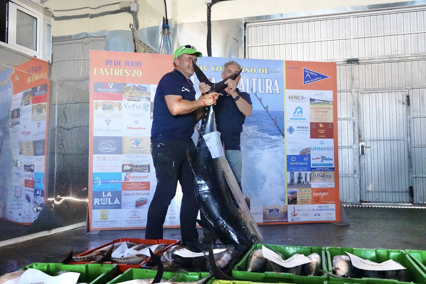 El XIV Concurso de Pesca de Altura, organizado por el Club Náutico Bahía de Lastres, se saldó con 129 bonitos y 1.059 kilos de capturas. La sorpresa de la jornada fue el tamaño de una de las piezas, un atún patudo de 84 kilos capturado por 'La Covina'. 