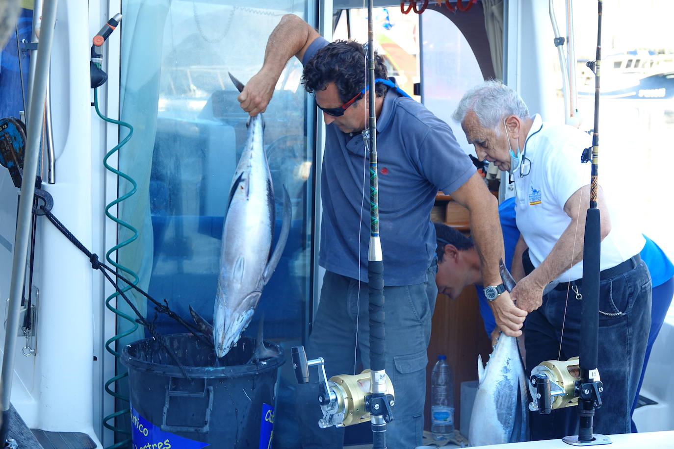 El XIV Concurso de Pesca de Altura, organizado por el Club Náutico Bahía de Lastres, se saldó con 129 bonitos y 1.059 kilos de capturas. La sorpresa de la jornada fue el tamaño de una de las piezas, un atún patudo de 84 kilos capturado por 'La Covina'. 