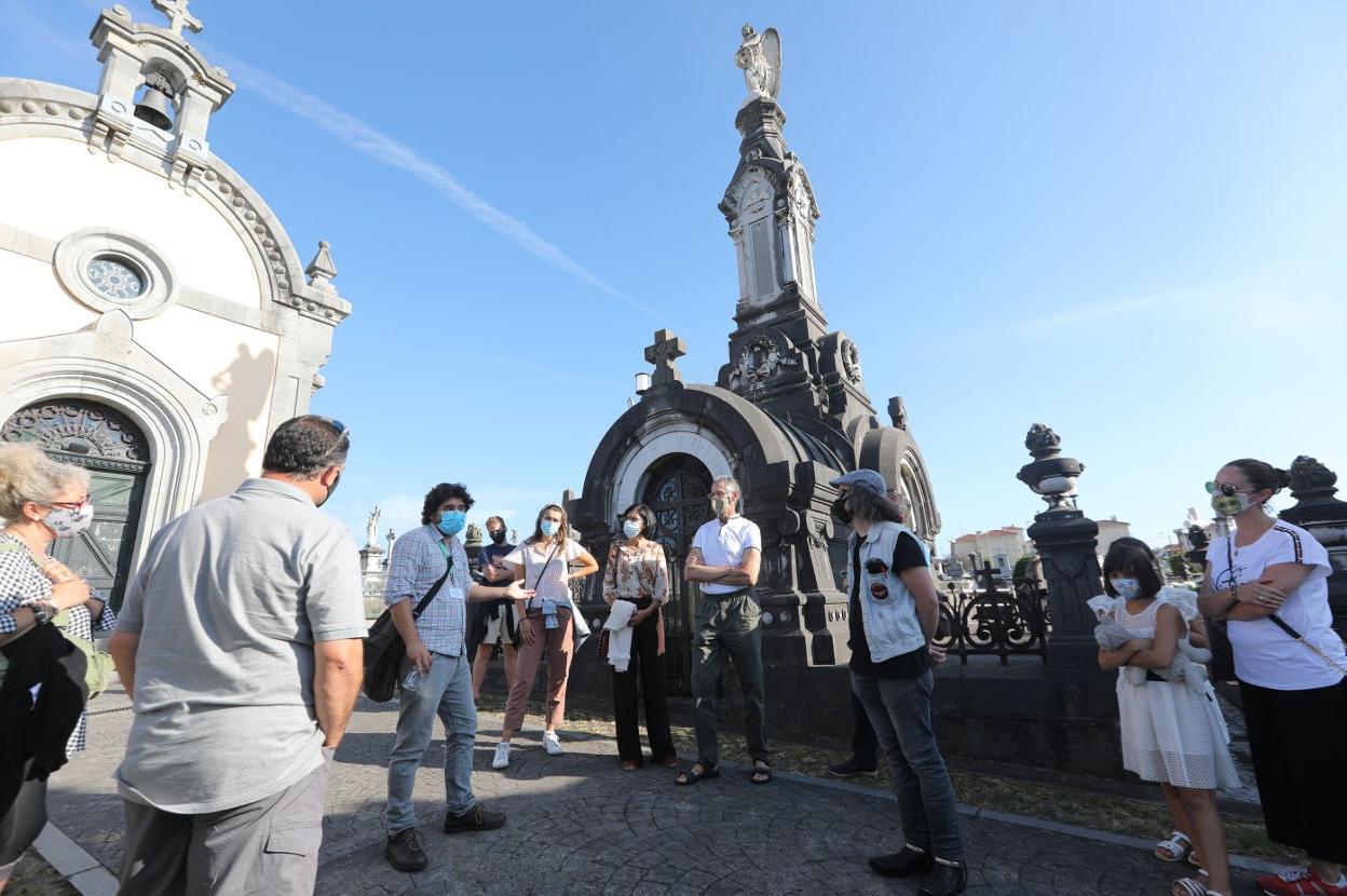 Visita guiada en asturiano celebrada ayer en el cementerio de La Carriona. 