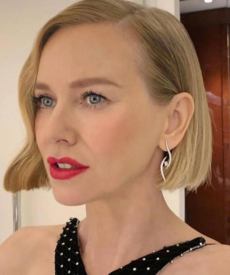 Short Bob con un lateral más largo: Esta opción de corte de pelo short Bob y ligeramente más largo en la zona del flequillo es perfecta para los rostros como el de Naomi Watts. Un corte que la actriz acostumbra a lucir con raya de lado y con uno de los lados recogido detrás de la oreja. Ese toque de ondas al agua en la zona del flequillo da a este look un aspecto retro muy favorecedor.