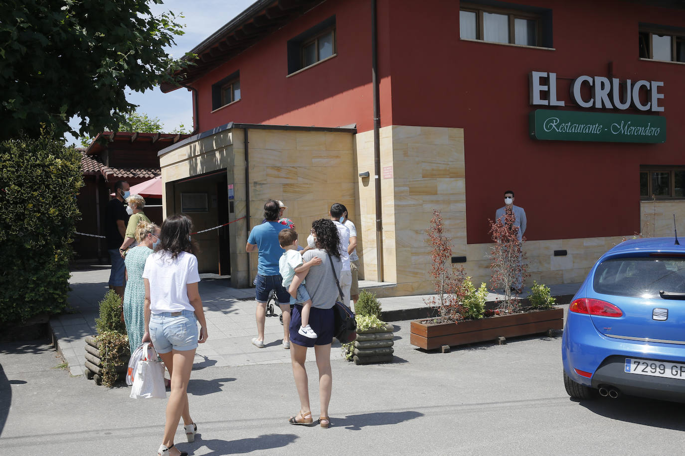 Asturias abarrota playas, ríos, parques, merenderos y terrazas para disfrutar de un fin de semana veraniego.