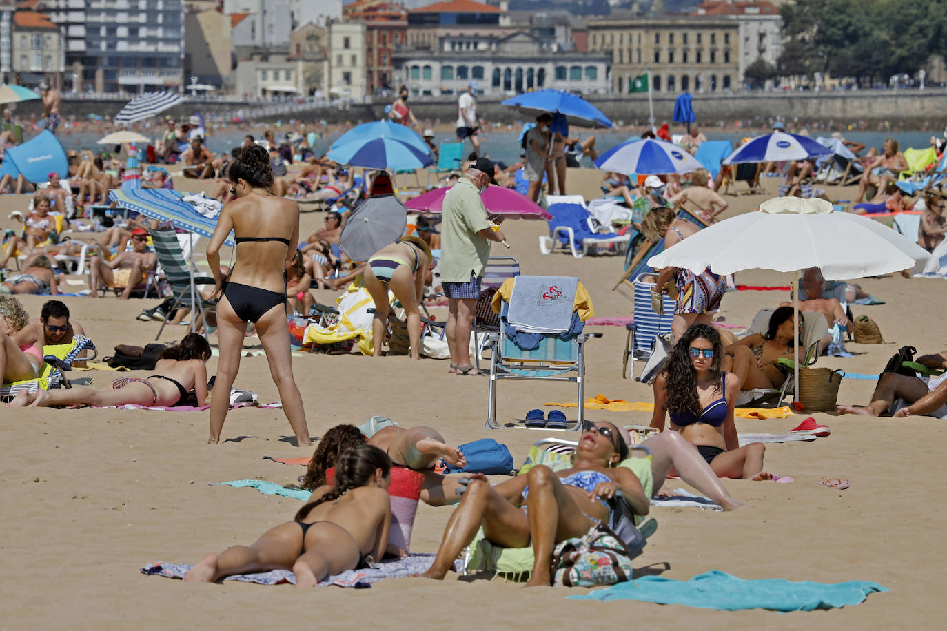 Asturias abarrota playas, ríos, parques, merenderos y terrazas para disfrutar de un fin de semana veraniego.