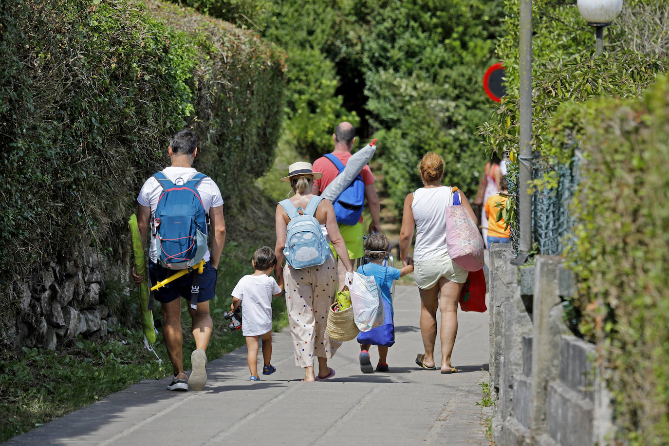 Asturias abarrota playas, ríos, parques, merenderos y terrazas para disfrutar de un fin de semana veraniego.