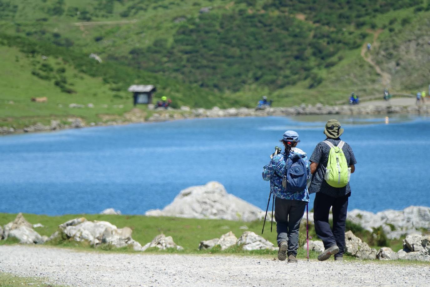 Asturias abarrota playas, ríos, parques, merenderos y terrazas para disfrutar de un fin de semana veraniego.