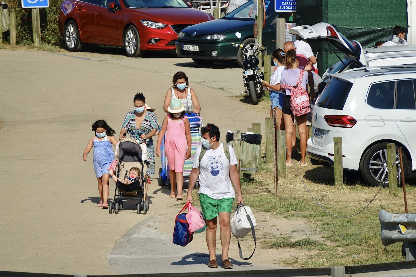 Asturias abarrota playas, ríos, parques, merenderos y terrazas para disfrutar de un fin de semana veraniego.
