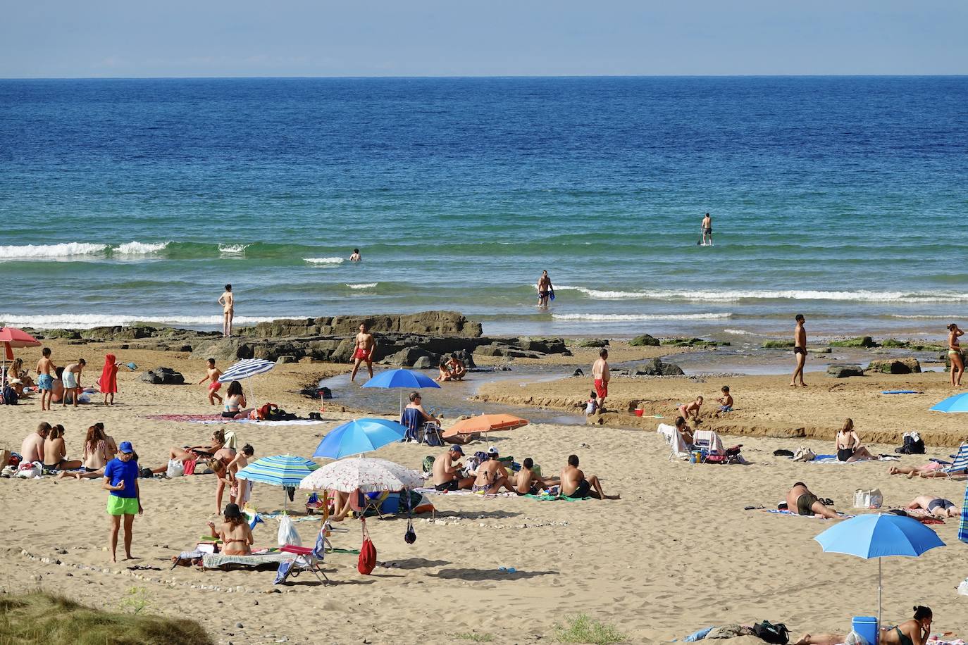 Asturias abarrota playas, ríos, parques, merenderos y terrazas para disfrutar de un fin de semana veraniego.