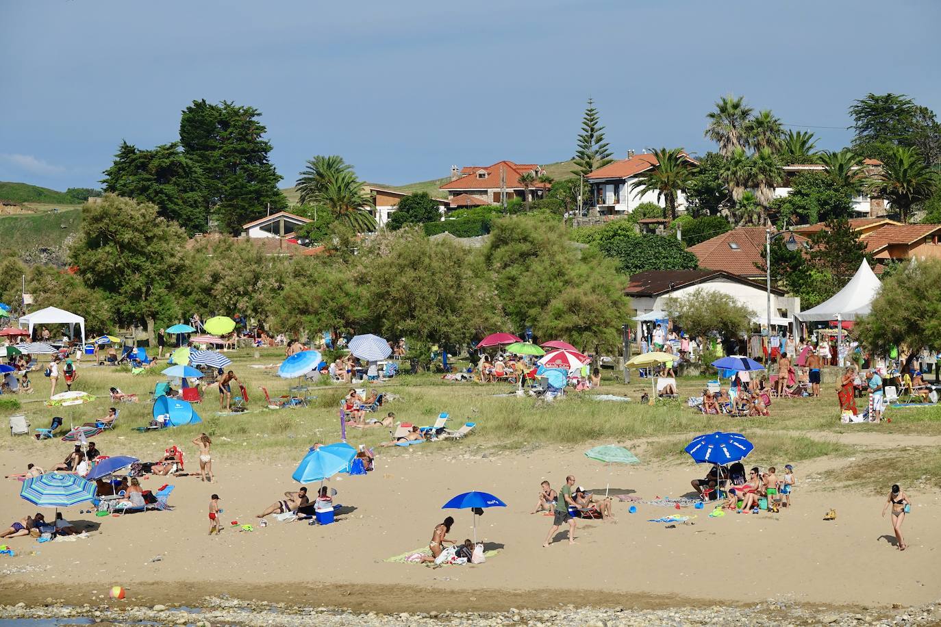 Asturias abarrota playas, ríos, parques, merenderos y terrazas para disfrutar de un fin de semana veraniego.