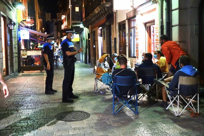 Pese al buen hacer de los hosteleros, algunos de los clientes continúan sin utilizar la mascarilla y sin respetar las distancias de seguridad. La Policía recorre por las noches las principales zonas de ocio de la región para que se cumplan las normas y evitar los botellones. 