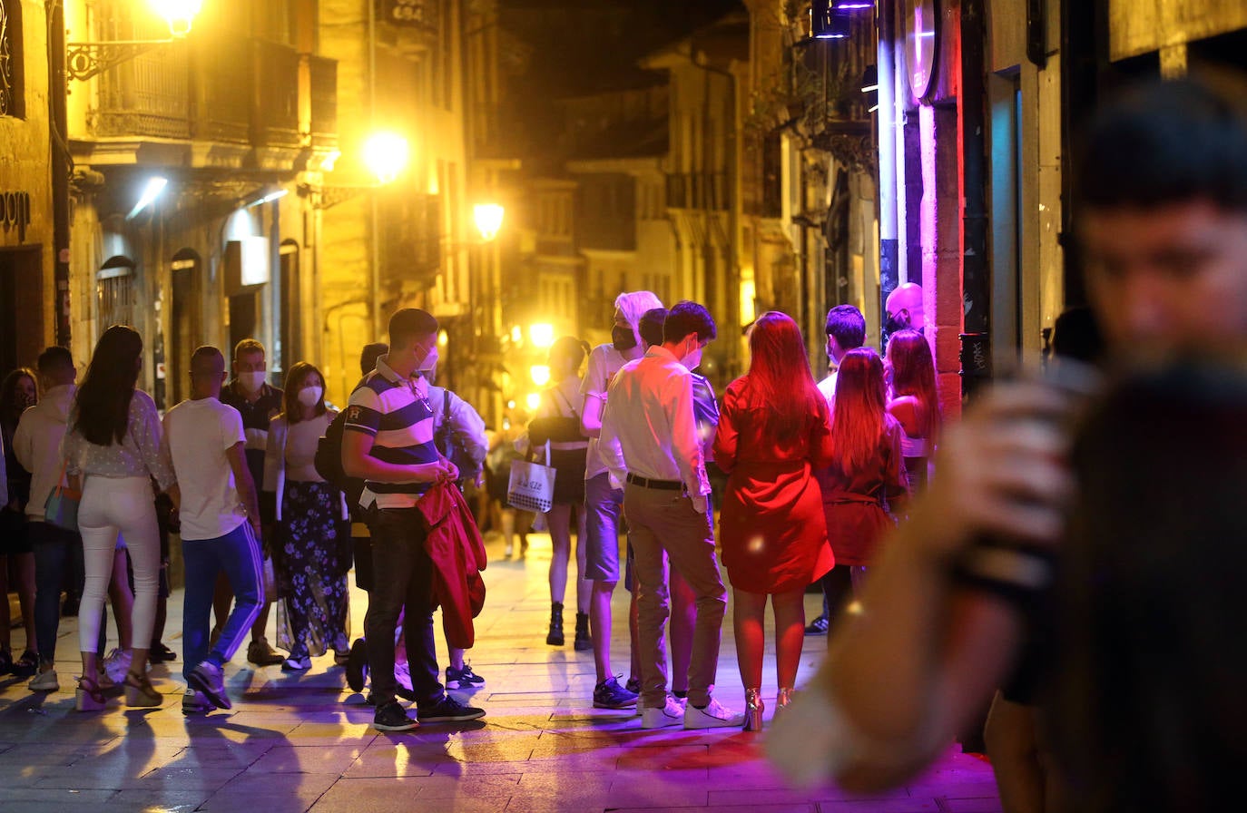 Pese al buen hacer de los hosteleros, algunos de los clientes continúan sin utilizar la mascarilla y sin respetar las distancias de seguridad. La Policía recorre por las noches las principales zonas de ocio de la región para que se cumplan las normas y evitar los botellones. 