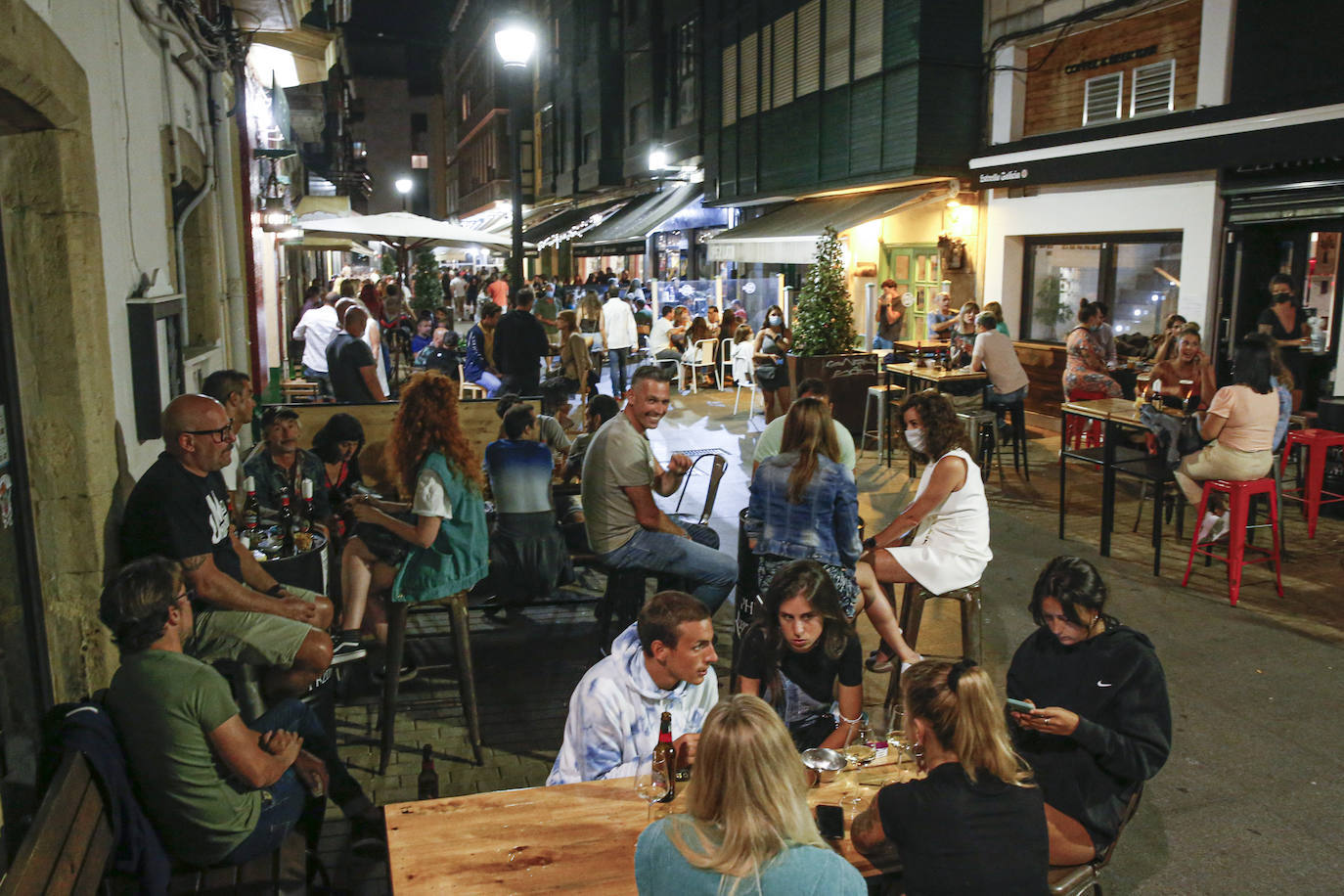 Pese al buen hacer de los hosteleros, algunos de los clientes continúan sin utilizar la mascarilla y sin respetar las distancias de seguridad. La Policía recorre por las noches las principales zonas de ocio de la región para que se cumplan las normas y evitar los botellones. 