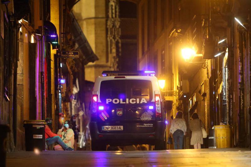 Pese al buen hacer de los hosteleros, algunos de los clientes continúan sin utilizar la mascarilla y sin respetar las distancias de seguridad. La Policía recorre por las noches las principales zonas de ocio de la región para que se cumplan las normas y evitar los botellones. 