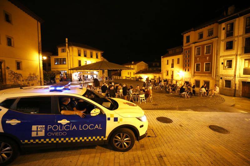 Pese al buen hacer de los hosteleros, algunos de los clientes continúan sin utilizar la mascarilla y sin respetar las distancias de seguridad. La Policía recorre por las noches las principales zonas de ocio de la región para que se cumplan las normas y evitar los botellones. 