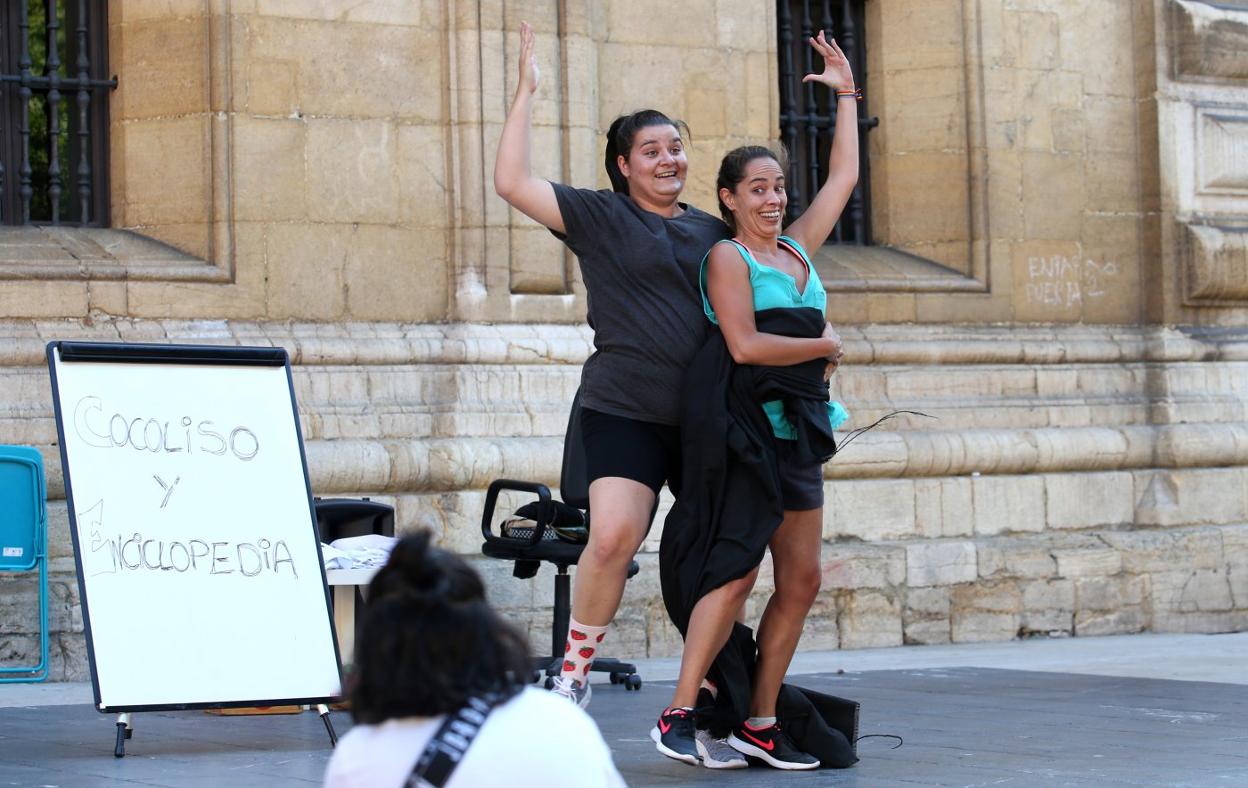 Actuación de 'Cocoliso y Enciclopedia en la plaza de El Fontán. 