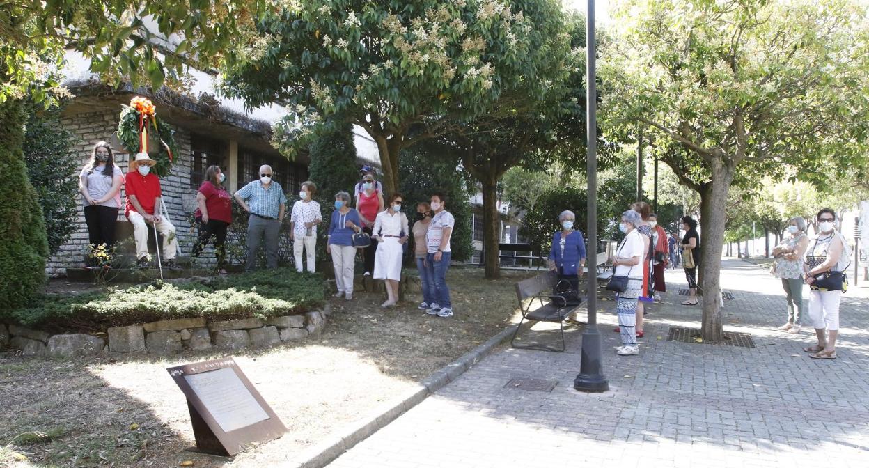 Ceares llevó la ofrenda floral a la Cruz para recordar a los difuntos. 