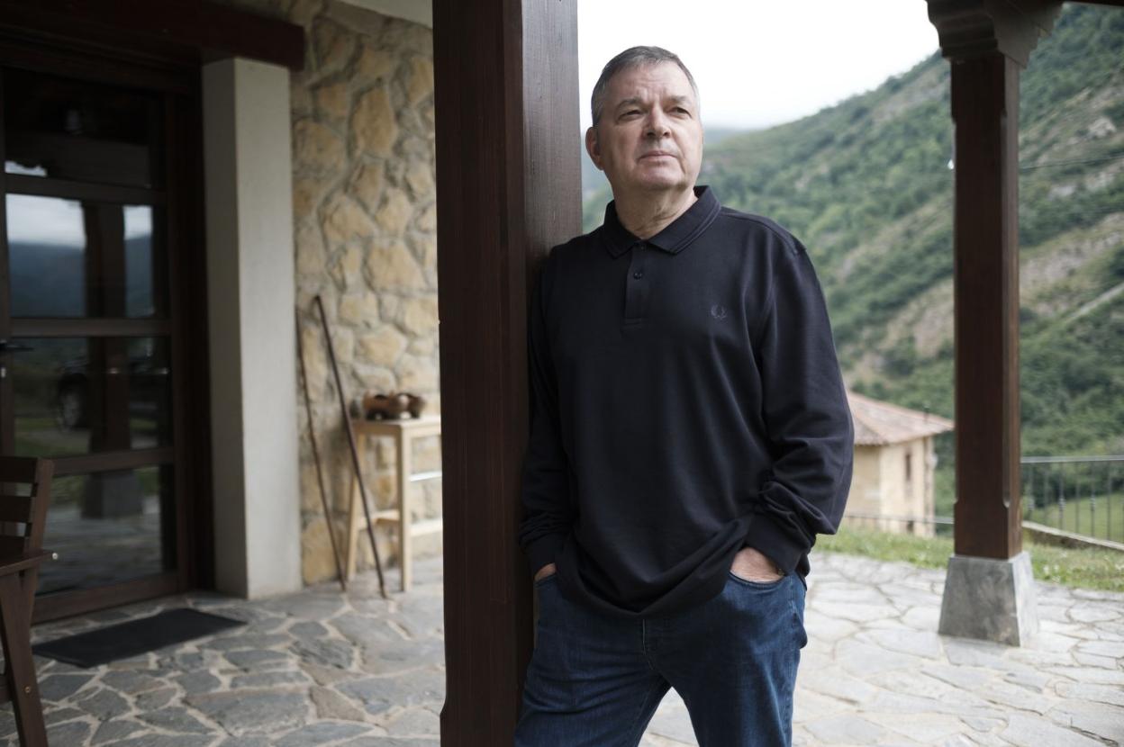 Xosé Antón González Riaño, en su casa de Robléu (Somiedo), donde teletrabaja desde que se inició el confinamiento. 