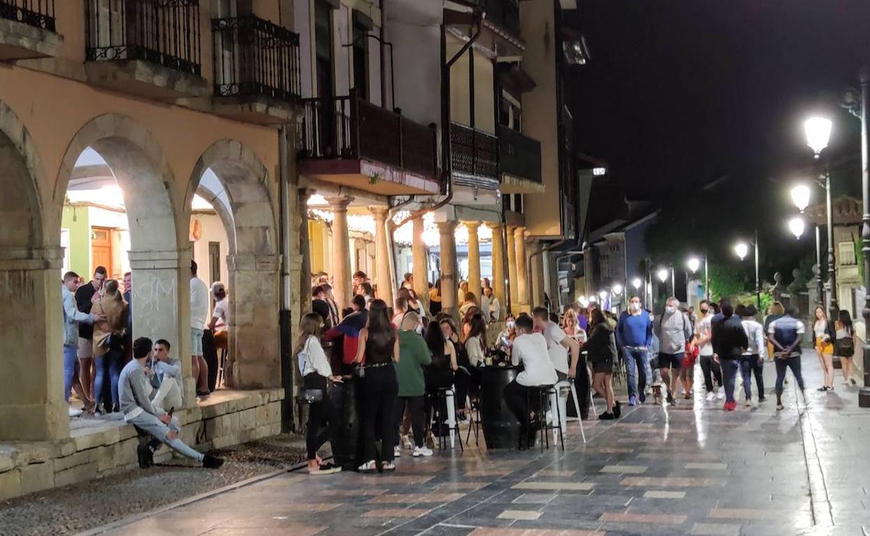 La Policía denuncia a tres bares de copas por utilizar los clientes el local como pista de baile y no llevar mascarilla