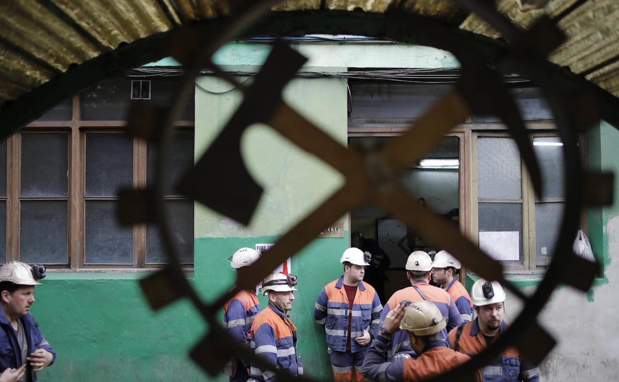 Trabajadores del pozo Carrio, de Hunosa, el 28 de diciembre de 2018, justo antes de su cierre definitivo. 