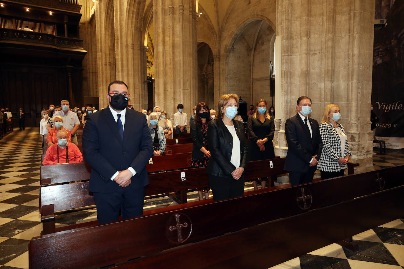 El arzobispo de Oviedo, Jesús Sanz Montes, ha agradecido este domingo al presidente del Principado de Asturias, Adrián Barbón, y a la Consejería de Salud «el bien hacer de una difícil gestión», al tiempo que ha brindado de nuevo la «colaboración responsable» como Iglesia «en estos momentos complicados en la salud y en la economía». Durante la homilía en la misa por las víctimas de la pandemia de coronavius que simultáneamente han celebrado en casi todas las catedrales de España y todas las parroquias de Asturias, el arzobispo ha apuntado la importancia de seguir trabajando frente a la COVID-19.