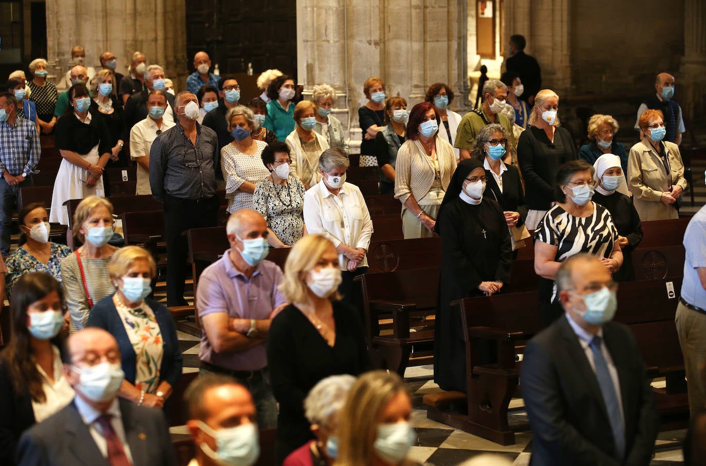 El arzobispo de Oviedo, Jesús Sanz Montes, ha agradecido este domingo al presidente del Principado de Asturias, Adrián Barbón, y a la Consejería de Salud «el bien hacer de una difícil gestión», al tiempo que ha brindado de nuevo la «colaboración responsable» como Iglesia «en estos momentos complicados en la salud y en la economía». Durante la homilía en la misa por las víctimas de la pandemia de coronavius que simultáneamente han celebrado en casi todas las catedrales de España y todas las parroquias de Asturias, el arzobispo ha apuntado la importancia de seguir trabajando frente a la COVID-19.