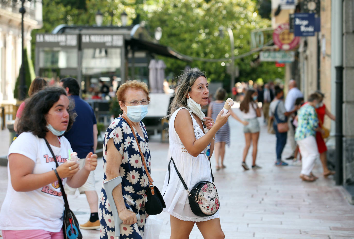 Los termómetros han pasado los 30 grados en algunas partes del Principado. Muchos asturianos y visitantes han aprovechado las altas temperaturas para refrescarse en las playas, mientras que otros han decidido aliviar el calor en entornos montañosos. 