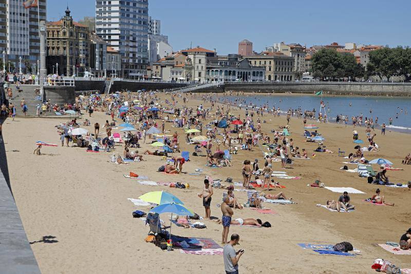 Los termómetros han pasado los 30 grados en algunas partes del Principado. Muchos asturianos y visitantes han aprovechado las altas temperaturas para refrescarse en las playas, mientras que otros han decidido aliviar el calor en entornos montañosos. 