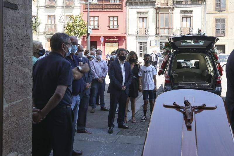 Familiares y amigos se ha reunido este lunes para dar el último adiós a Juan José Corrales, quien estuviera al frente del Ayuntamiento sierense entre 1999 y 2010. Desde este lunes y hasta el 29 las banderas del concejo, que ha decretado tres días de luto oficial, ondearán a media asta