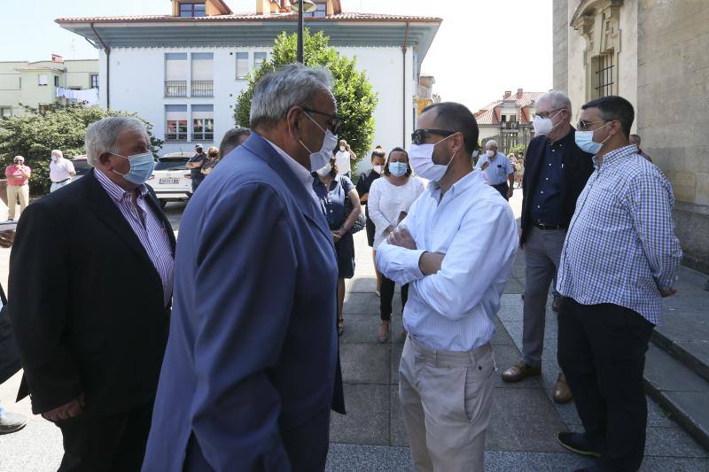 Familiares y amigos se ha reunido este lunes para dar el último adiós a Juan José Corrales, quien estuviera al frente del Ayuntamiento sierense entre 1999 y 2010. Desde este lunes y hasta el 29 las banderas del concejo, que ha decretado tres días de luto oficial, ondearán a media asta