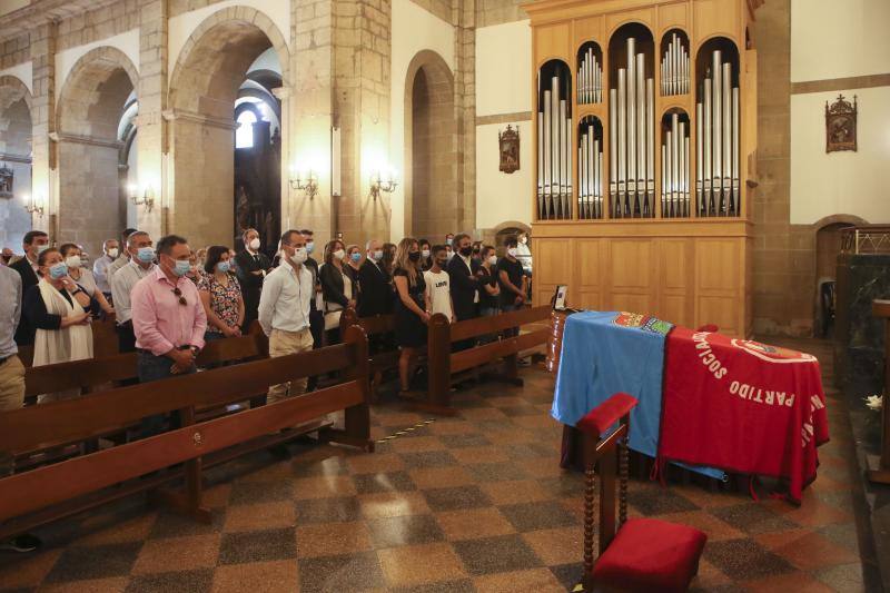 Familiares y amigos se ha reunido este lunes para dar el último adiós a Juan José Corrales, quien estuviera al frente del Ayuntamiento sierense entre 1999 y 2010. Desde este lunes y hasta el 29 las banderas del concejo, que ha decretado tres días de luto oficial, ondearán a media asta