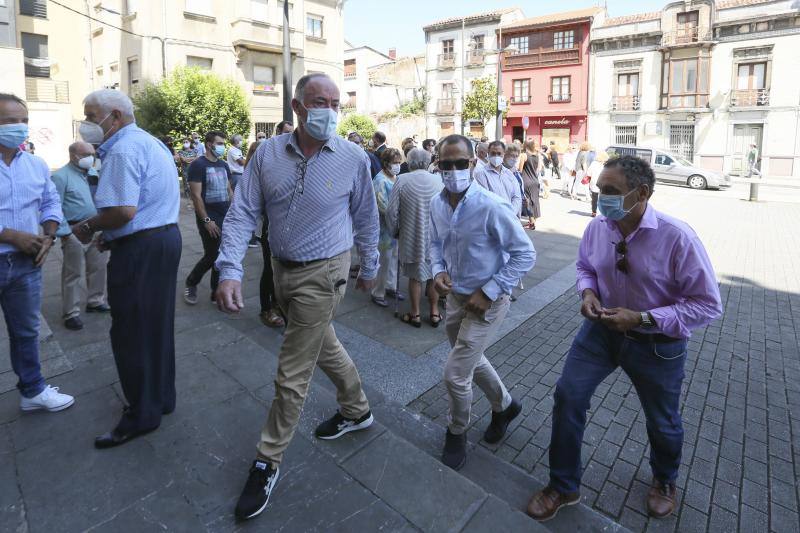 Familiares y amigos se ha reunido este lunes para dar el último adiós a Juan José Corrales, quien estuviera al frente del Ayuntamiento sierense entre 1999 y 2010. Desde este lunes y hasta el 29 las banderas del concejo, que ha decretado tres días de luto oficial, ondearán a media asta