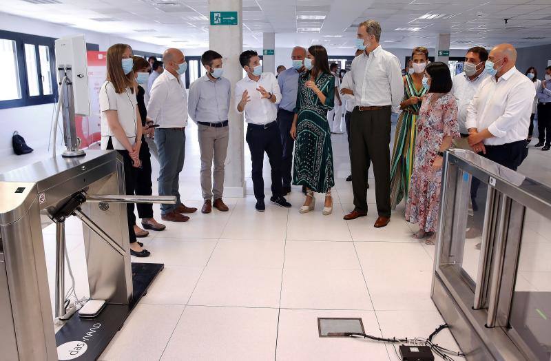 Don Felipe y doña Letizia iniciaron en Canarias su gira por todo el país tras el confinamiento. Los Reyes visitarán todas las comunidades autónomas de España con el objetivo de apoyar al turismo después de la pandemia. 