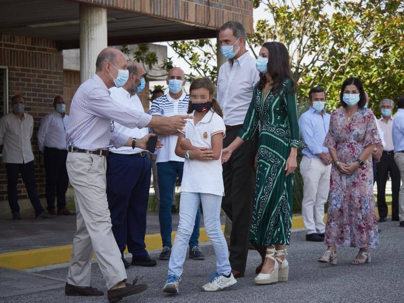 Don Felipe y doña Letizia iniciaron en Canarias su gira por todo el país tras el confinamiento. Los Reyes visitarán todas las comunidades autónomas de España con el objetivo de apoyar al turismo después de la pandemia. 