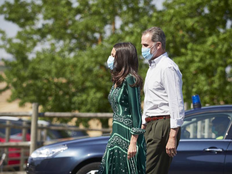 Don Felipe y doña Letizia iniciaron en Canarias su gira por todo el país tras el confinamiento. Los Reyes visitarán todas las comunidades autónomas de España con el objetivo de apoyar al turismo después de la pandemia. 