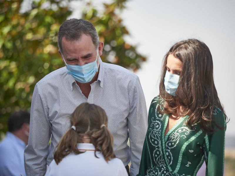 Don Felipe y doña Letizia iniciaron en Canarias su gira por todo el país tras el confinamiento. Los Reyes visitarán todas las comunidades autónomas de España con el objetivo de apoyar al turismo después de la pandemia. 