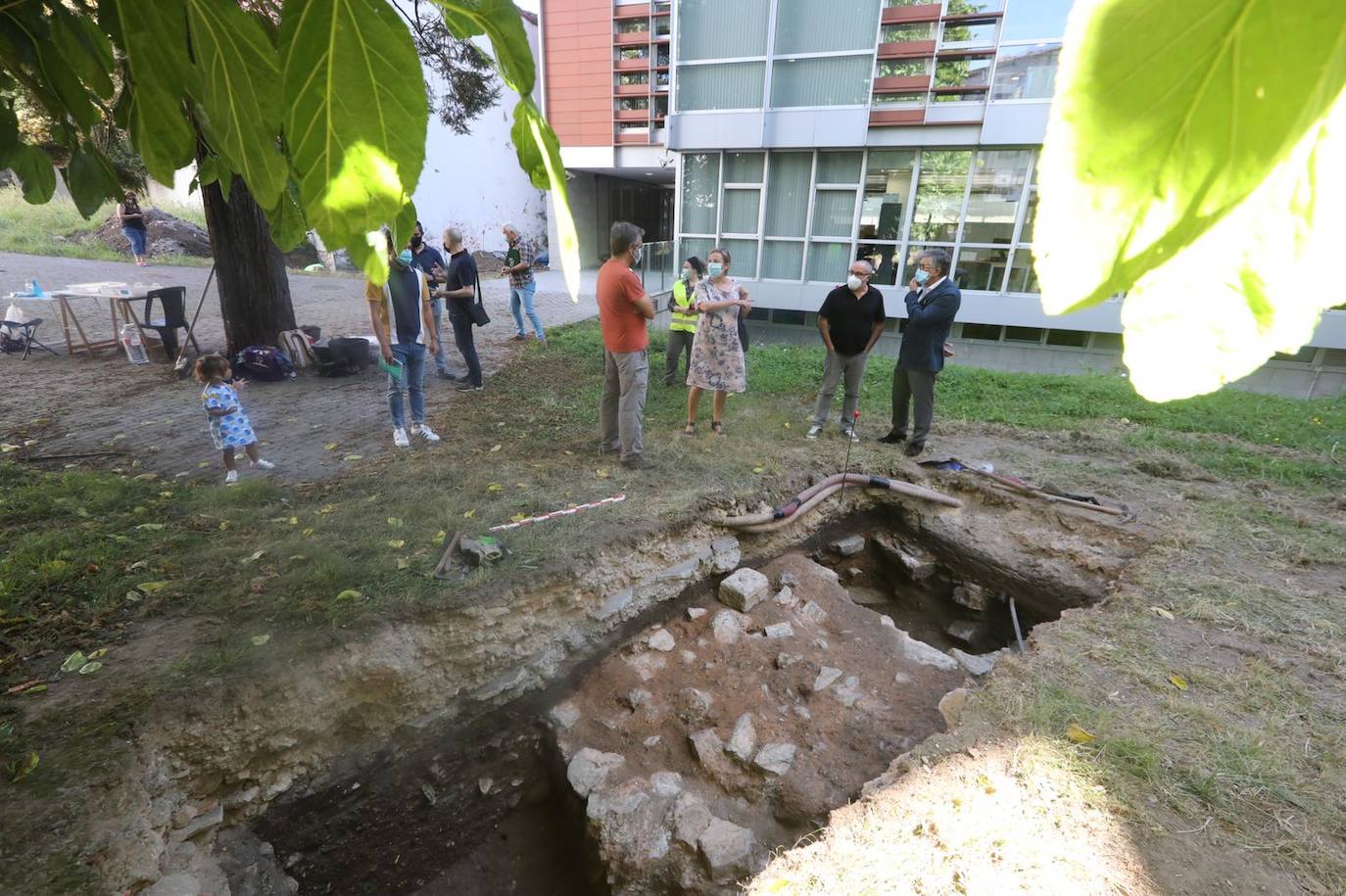 Zona trasera de la calle de El Muelle en lla que los arqueólogos han encontrado varios tramos de la muralla medieval de Avilés 
