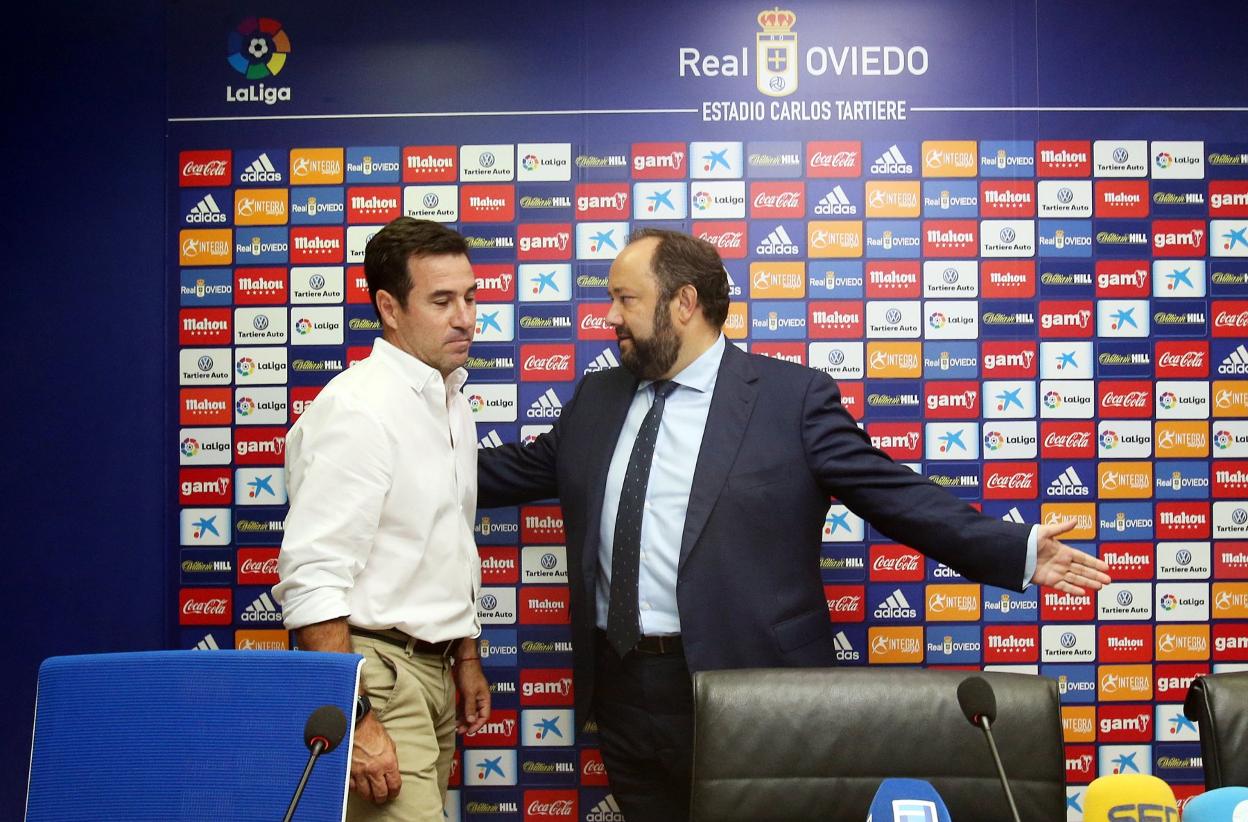 El presidente Menéndez Vallina, con Joaquín del Olmo en una imagen de archivo. 