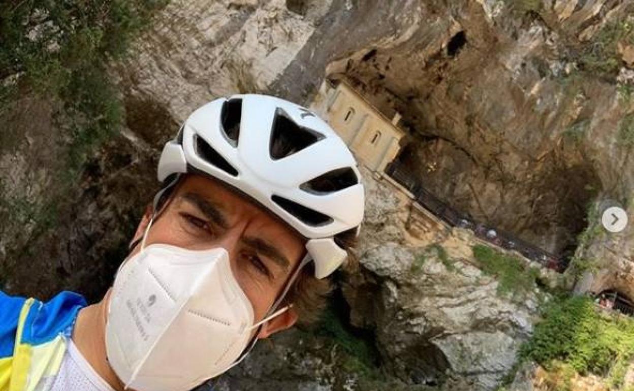 Fernando Alonso, palizón en bici para ver a la Santina